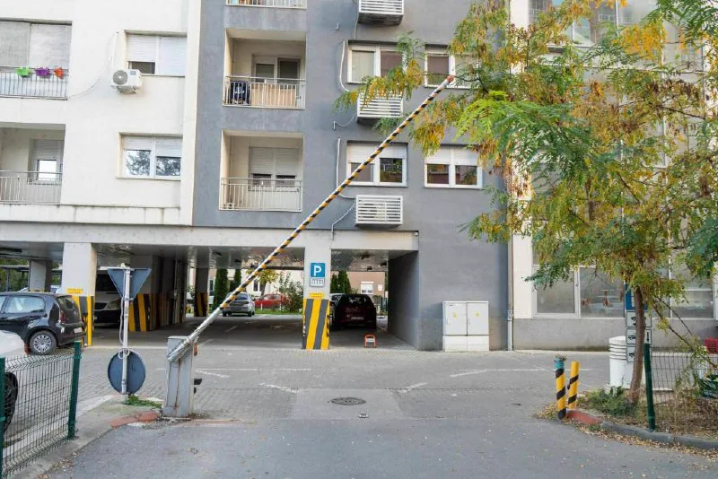 Автоматска паркинг рампа на влез на зграда во Скопје